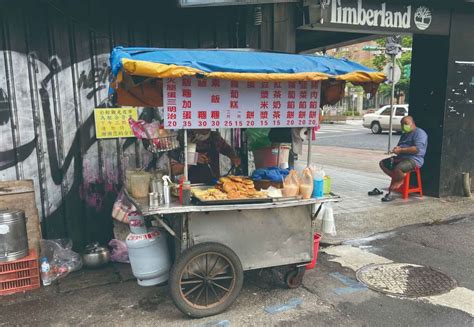 黃色鬼屋由來|一位攤販之子，讓「黃色鬼屋」谷底重生－郭奕伶專欄｜商